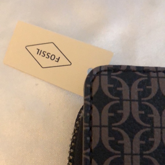 Fossil Madison Zip Clutch Black Brown Faux Leather Geometric Logo Pattern NWT - Picture 4 of 16